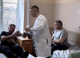 Підтримка, що лікує: Володимир Поцелуєв організував великоднє свято для пацієнтів лікарні Святого Пантелеймона