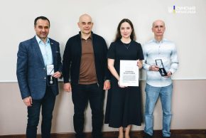 Леонід Ніколаєнко вручив почесні відзнаки сумським волонтерам за вагомий внесок у підтримку ЗСУ та громади