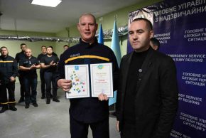 Олексій Романько нагородив рятувальників, які працюють у найнебезпечніших громадах Сумщини